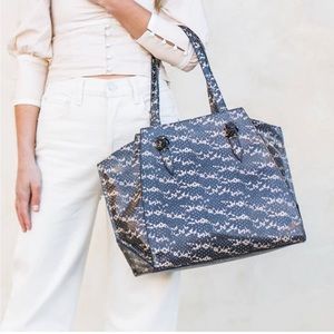 Kelly Wynne Carryall Leather Trapeze Tote Bag